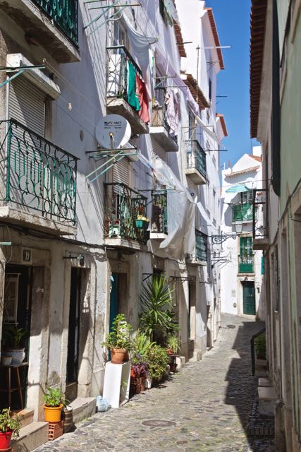 Alfama's narrow streets - Photo by Ingmar Sörgens