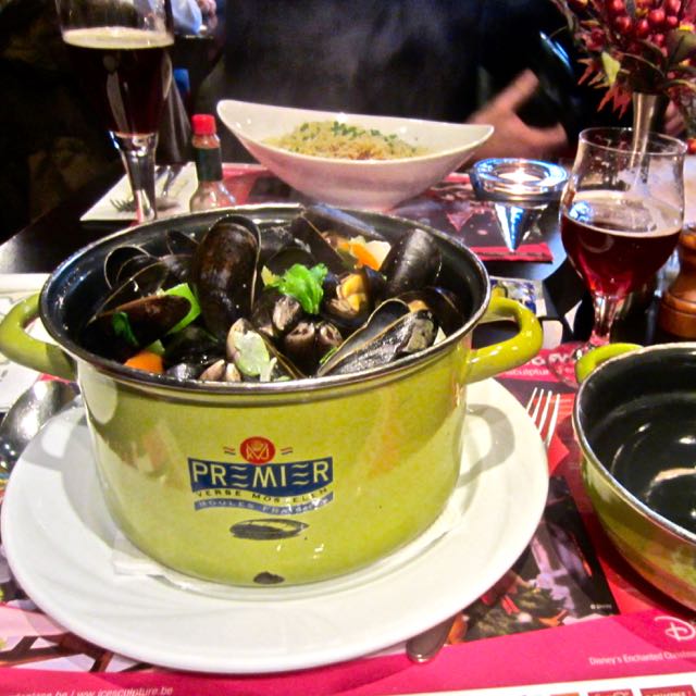 top things to do in bruges eat mussels