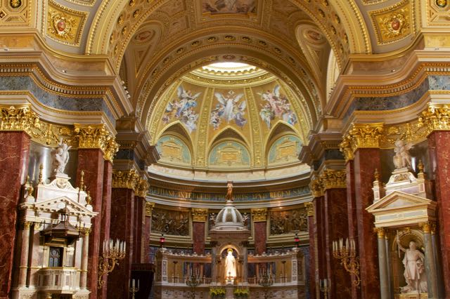 things to do in budapest - basilica of St. Stephan