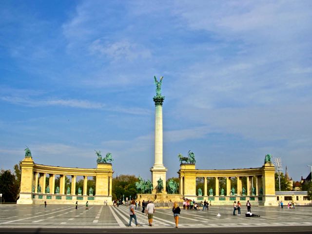 things to do in budapest hereos square and millenium monument