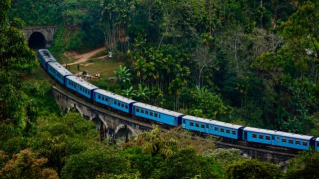 trains in sri lanka blue train nine arch bridge in Ella