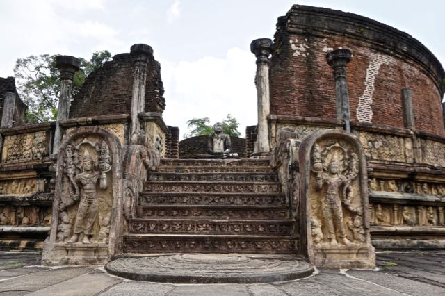 Visiting ancient city Pollonaruwa Sri Lanka - Sacred Quadrangle Vatadage